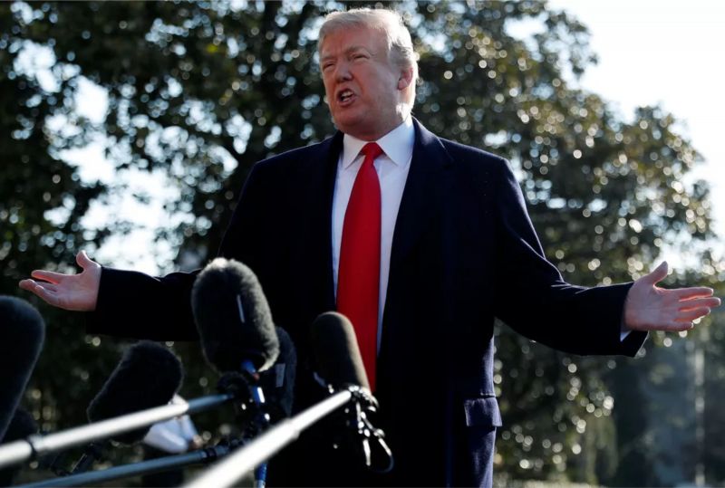 Presidente dos EUA, Donald Trump, conversa com a imprensa antes de viajar para a Califórnia, sobre a demissão de Rex Tillerson 